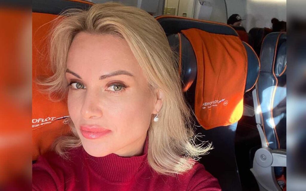 Periodista que protestó contra la invasión de Ucrania huye de Rusia