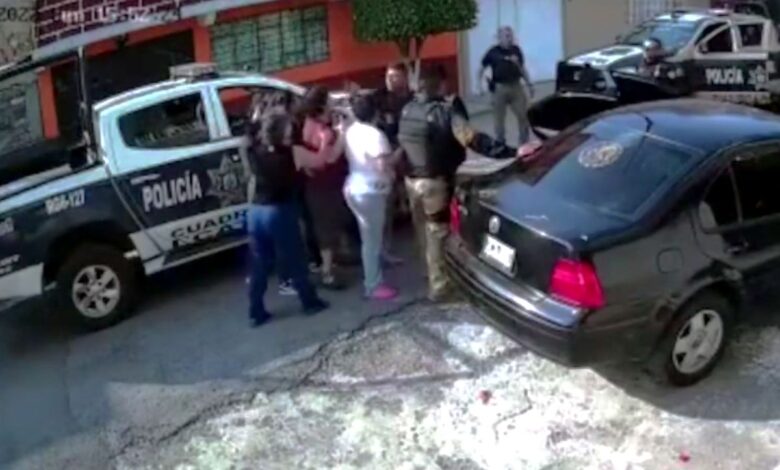 Policía de Ecatepec golpea a mujer que se oponía a revisión | Video