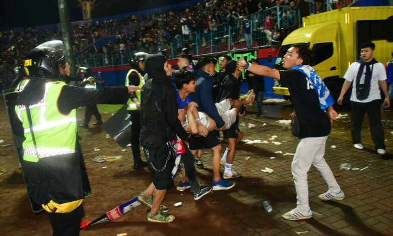 Policía de Indonesia acusa a seis por estampida en estadio