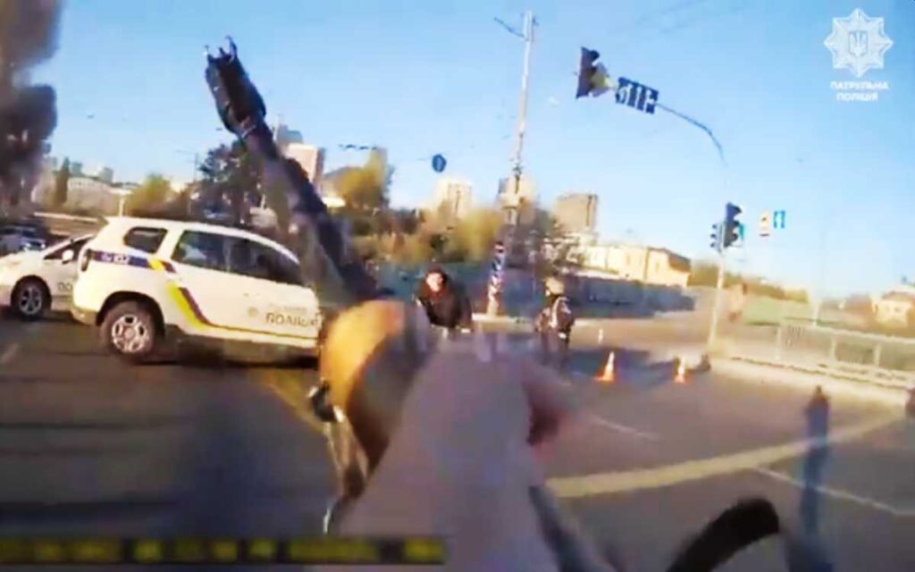 Policías de Kiev bajan a balazos dron del ejército ruso | Video