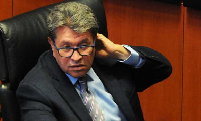Por 'tradición' no comparecen titulares de fuerzas armadas: Monreal