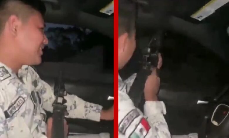 Presunto miembro de la Guardia Nacional dispara rifle mientras conduce | Video