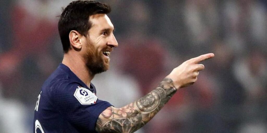 Primer gol de falta de Messi con el PSG