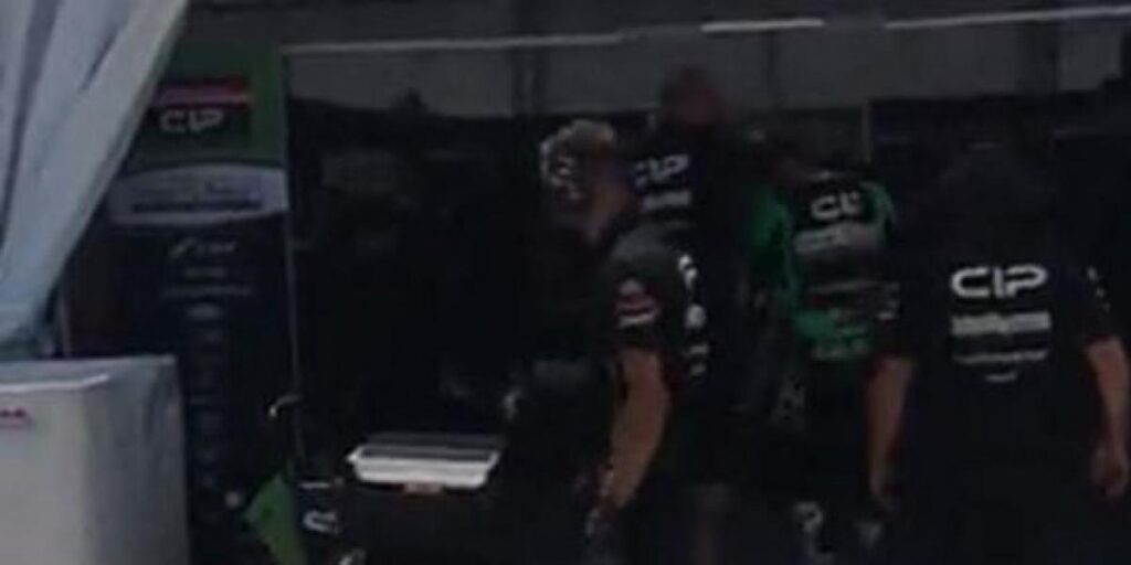 Sale a la luz un video del impresentable mecánico que pateó a un piloto