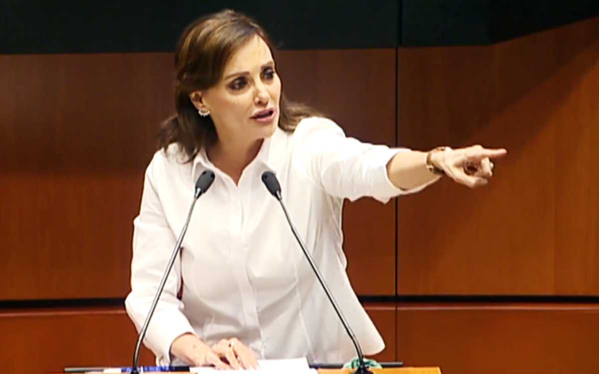 Sentado y callado, y espere sus croquetas: Lilly Téllez a Gómez Urrutia
