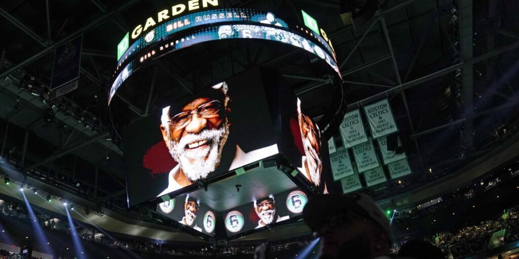 Sentido homenaje de los Celtics a Bill Russell antes de su estreno con los 76ers