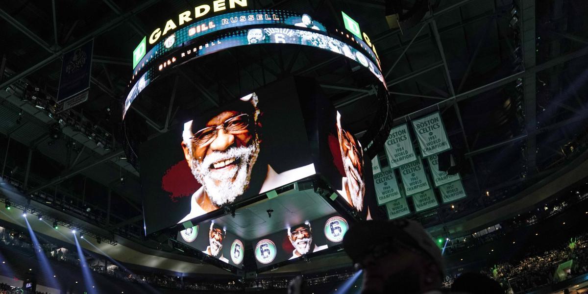 Sentido homenaje de los Celtics a Bill Russell antes de su estreno con los 76ers