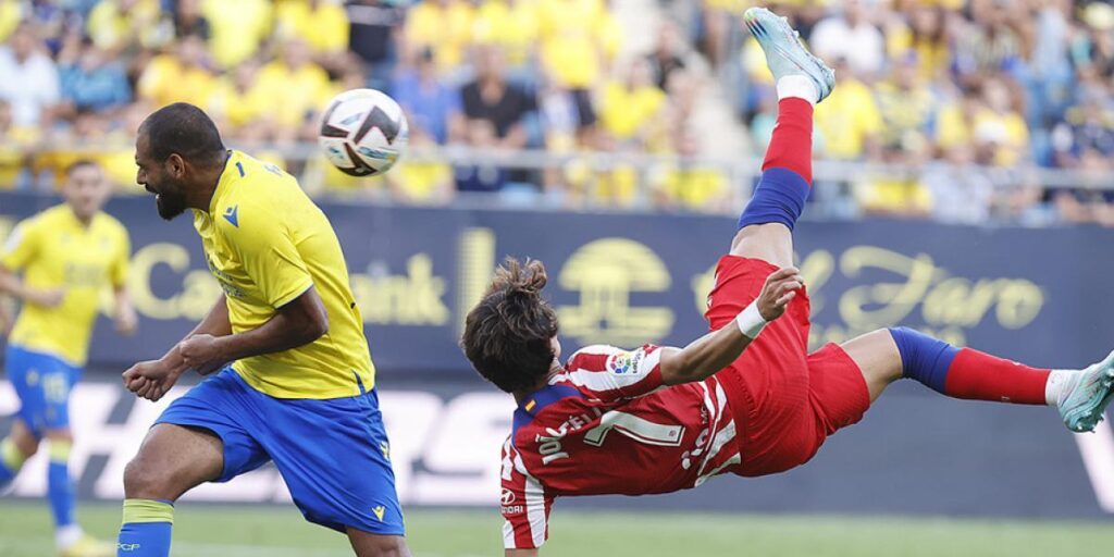 Simeone y Saúl dejaron dos mensajes a Joao tras su partidazo en Cádiz