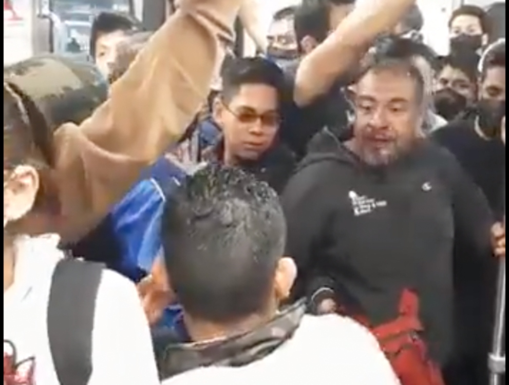 Sujeto acosa sexualmente a mujer en el Metro, joven la defiende y termina acuchillado | Video