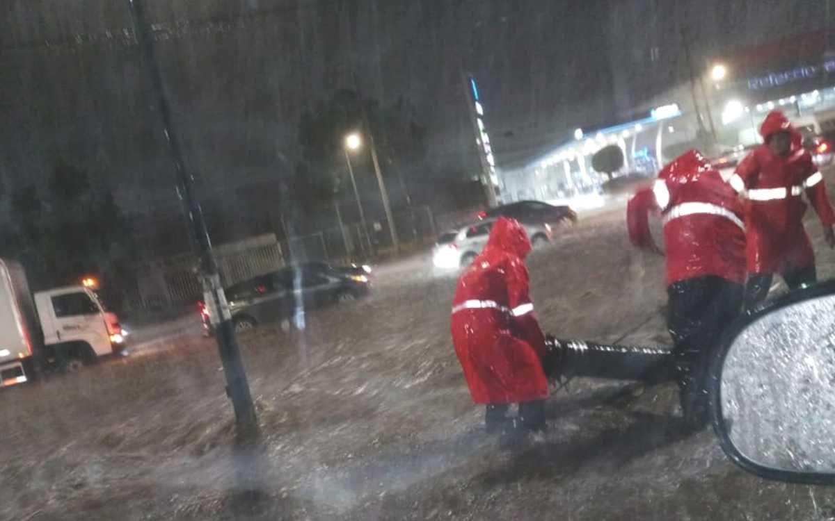 Suspenden Mexibús tras intensa inundación en Tultitlán