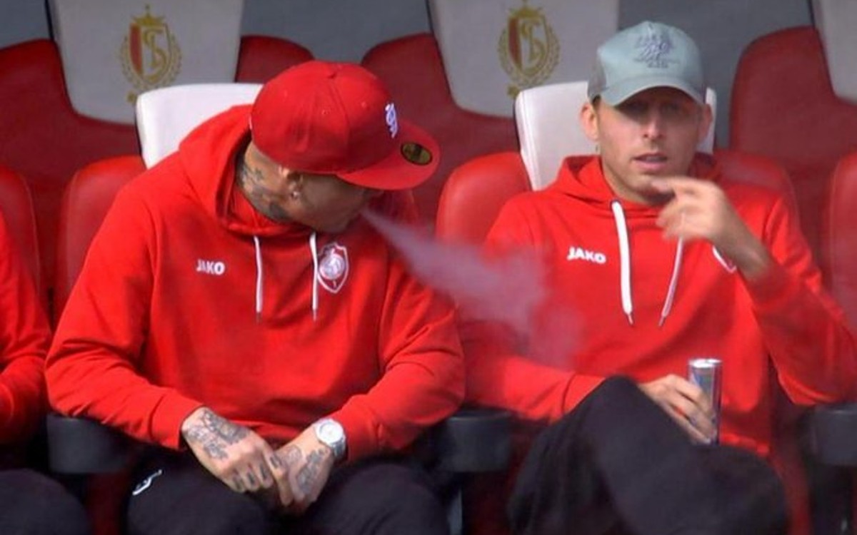 Suspenden Radja Nainggolan por fumar en la banca | Tuit