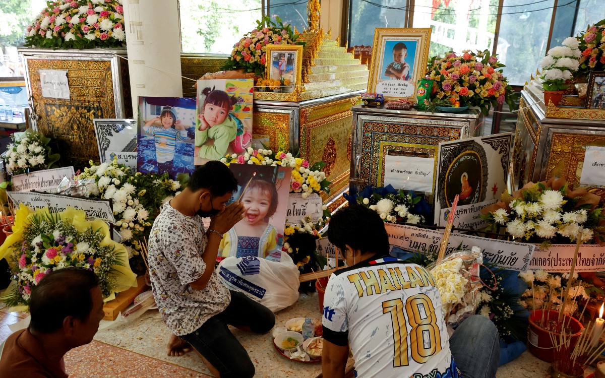Tailandia de luto: Cientos se reúnen a honrar la vida de los niños asesinados en masacre de Uthai Sawan