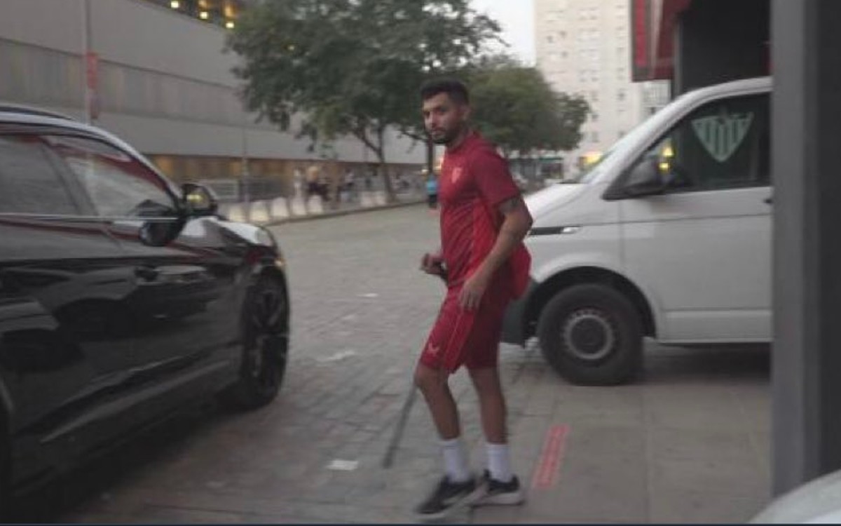 ‘Tecatito’ Corona se presentó en muletas al primer entrenamiento de Sampaoli | Tuit