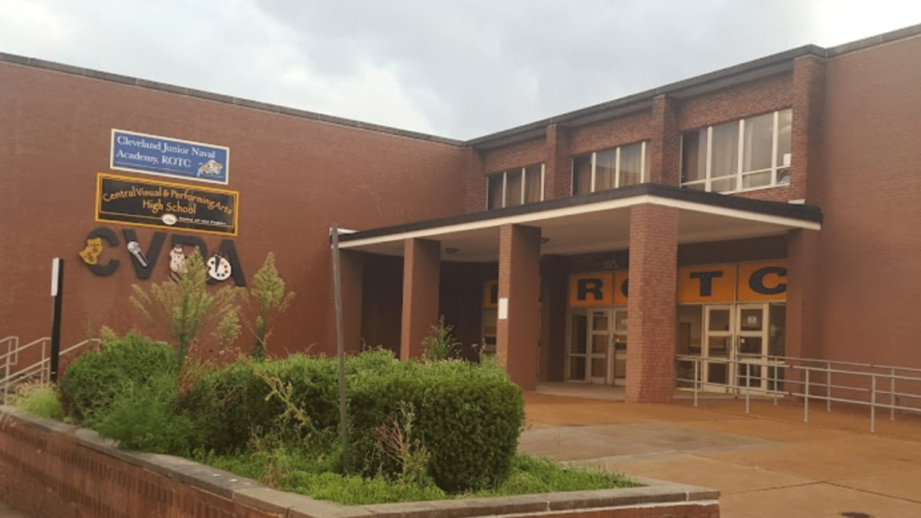 Tiroteo en escuela secundaria de St. Louis deja estudiantes muertos