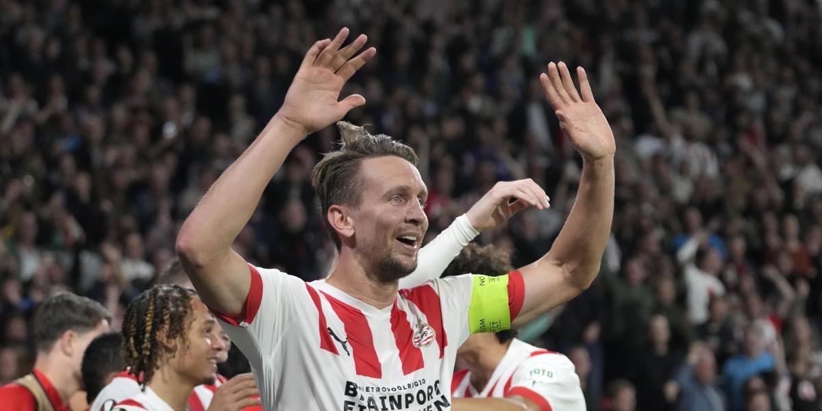Un gran Luuk de Jong tumba al Arsenal