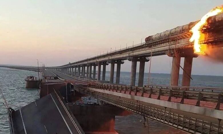 Una fuerte explosión destruye parte del único puente que une la península de Crimea con Rusia