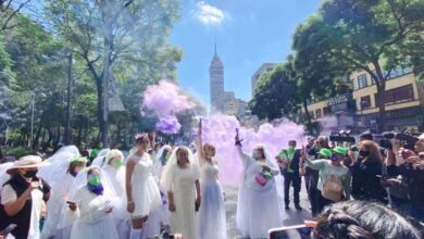 Vestidas de novia, protestan contra deudores alimentarios | Videos