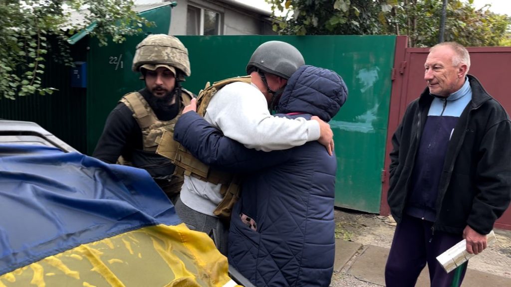 Vídeo | Los voluntarios que llevan mensajes a las zonas recuperadas de Ucrania sin luz ni internet