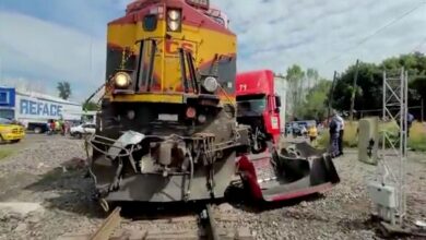 Video captó el momento en que un tren embistió a tráiler en Morelia