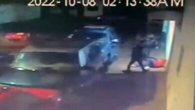 Video: denuncian que policías golpearon a hombre afuera de su casa