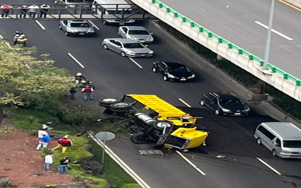 Vuelca camión frente a Perisur y 'riega" con tierra carriles centrales