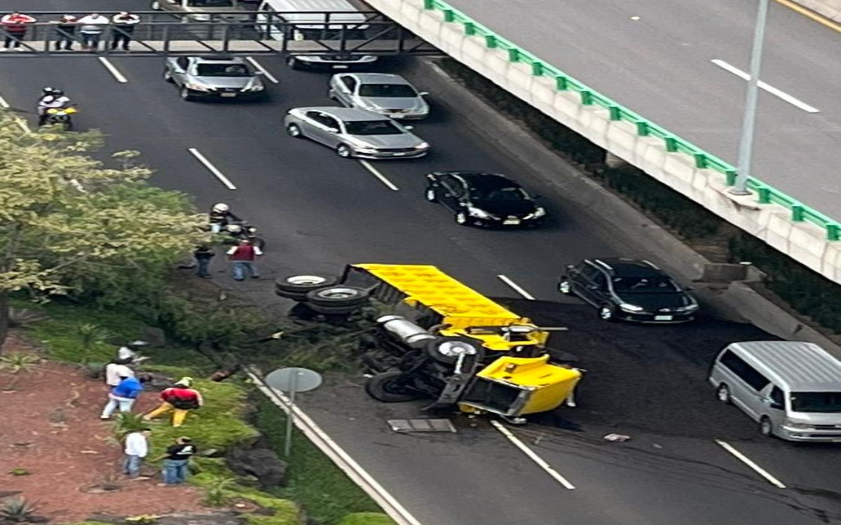 Vuelca camión frente a Perisur y ‘riega” con tierra carriles centrales