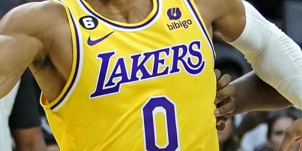 Westbrook toca fondo: pierde la titularidad por primera vez en 14 años y se lesiona