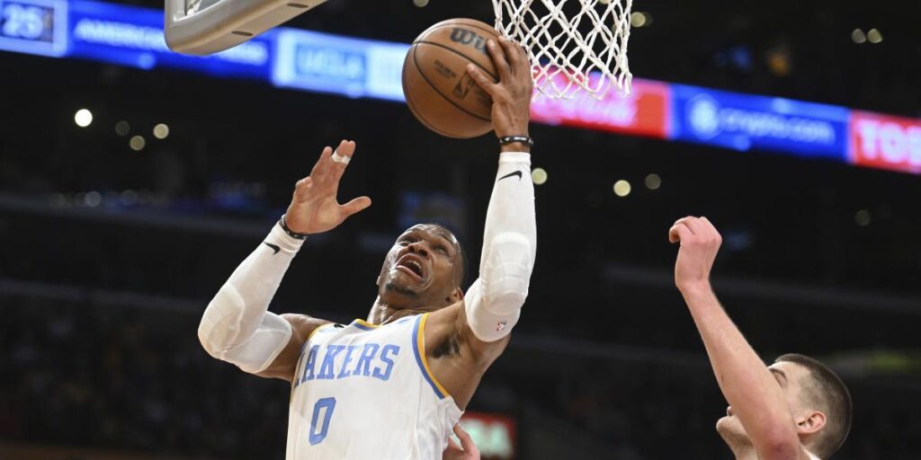Y Russell Westbrook le dio por fin una alegría a los Lakers