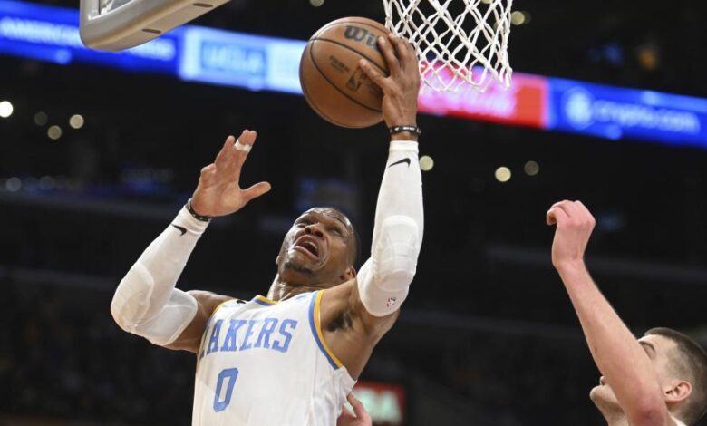 Y Russell Westbrook le dio por fin una alegría a los Lakers