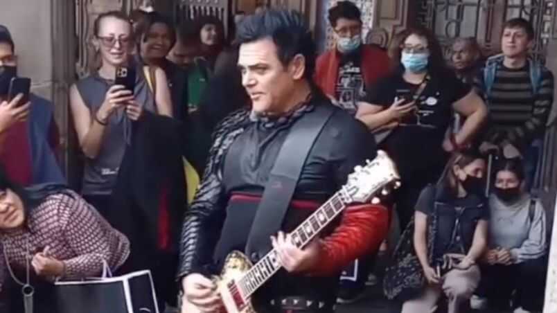 Guitarrista de Rammstein ofreció espectáculo gratis en el Zócalo de Cdmx
