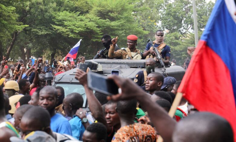 https://elpais.com/internacional/2022-10-02/el-golpe-de-estado-triunfa-en-burkina-faso-a-la-sombra-de-la-creciente-influencia-rusa.html