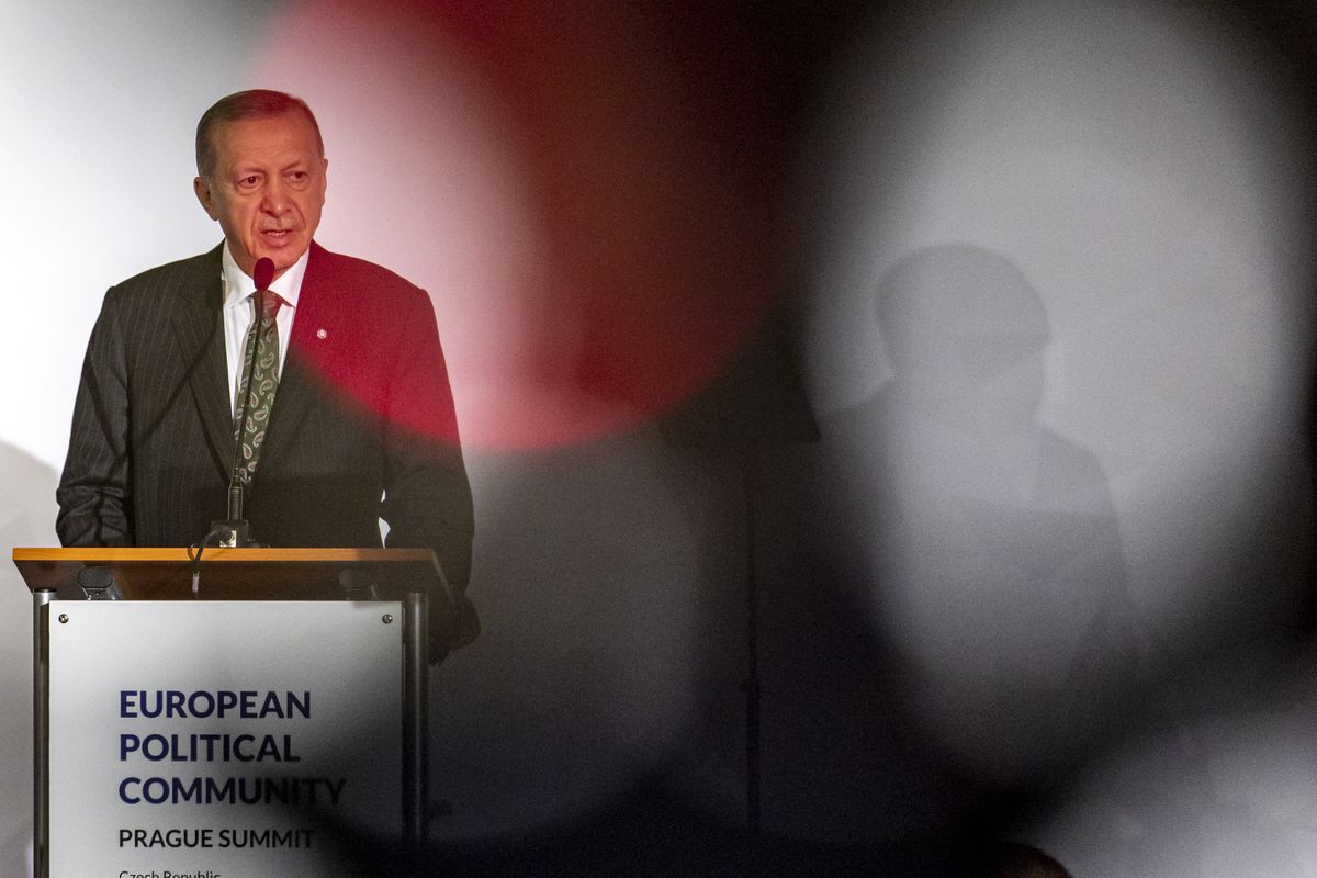 https://elpais.com/internacional/2022-10-08/erdogan-abre-la-puerta-de-la-otan-a-finlandia-pero-mantiene-su-veto-a-suecia.html