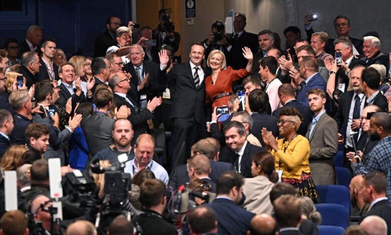 https://elpais.com/internacional/2022-10-09/el-giro-derechista-de-liz-truss-abre-un-cisma-en-el-partido-conservador-entre-moderados-y-radicales.html