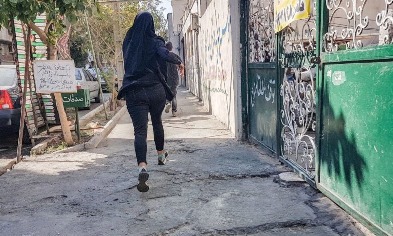 https://elpais.com/internacional/2022-10-10/las-alumnas-de-institutos-se-convierten-en-el-nuevo-blanco-de-la-represion-en-iran.html