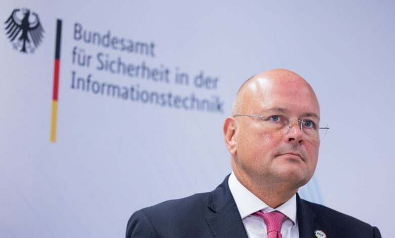 https://elpais.com/internacional/2022-10-10/polemica-en-alemania-por-los-vinculos-del-jefe-de-la-agencia-de-ciberseguridad-con-los-servicios-secretos-rusos.html