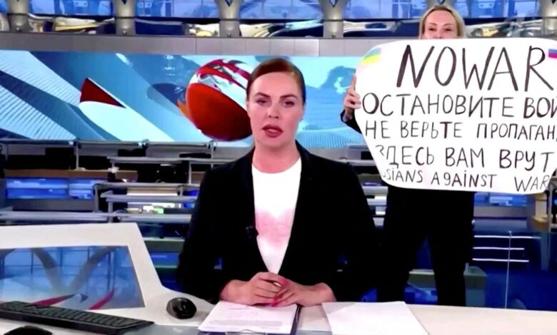 https://elpais.com/internacional/2022-10-17/la-periodista-rusa-que-protesto-en-television-contra-la-guerra-huye-del-pais-y-recibe-la-proteccion-de-un-pais-europeo.html