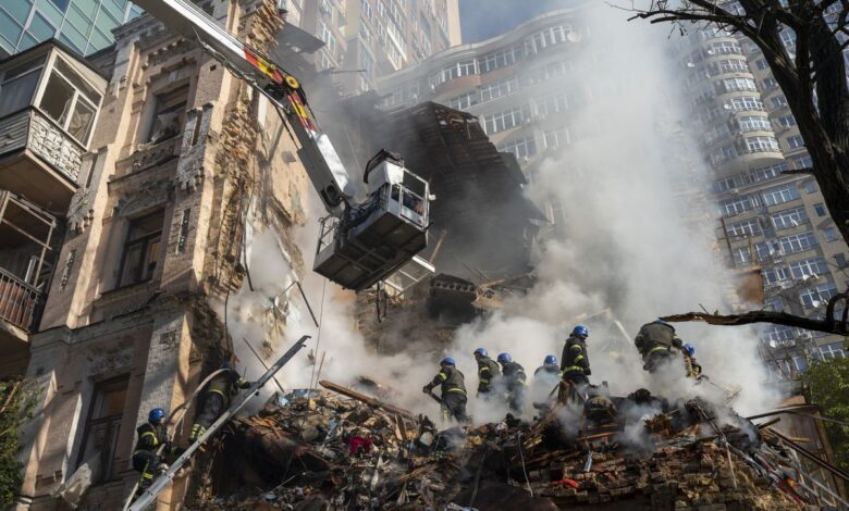 https://elpais.com/internacional/2022-10-17/rusia-ataca-el-centro-de-kiev-con-una-oleada-de-drones-suicida-iranies.html