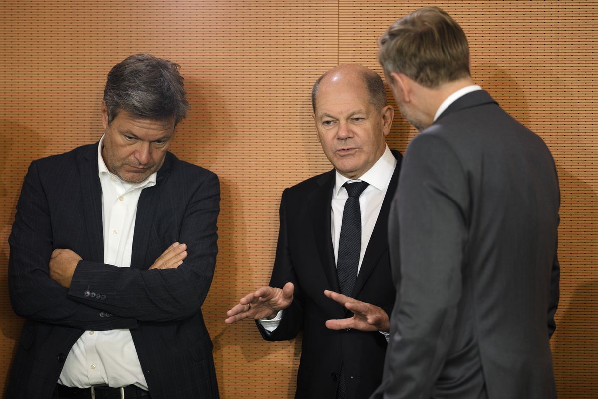 https://elpais.com/internacional/2022-10-17/scholz-zanja-la-disputa-entre-verdes-y-liberales-por-la-energia-nuclear-ampliara-la-vida-de-tres-centrales-durante-cuatro-meses.html