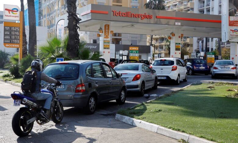 https://elpais.com/internacional/2022-10-18/las-huelgas-por-las-mejoras-salariales-se-extienden-este-martes-en-francia.html