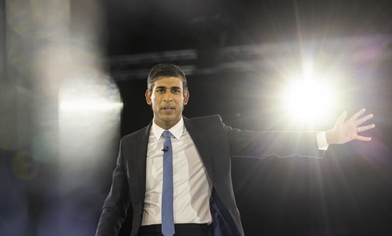 https://elpais.com/internacional/2022-10-24/rishi-sunak-un-politico-de-origen-indio-destinado-a-evitar-el-hundimiento-de-los-tories.html