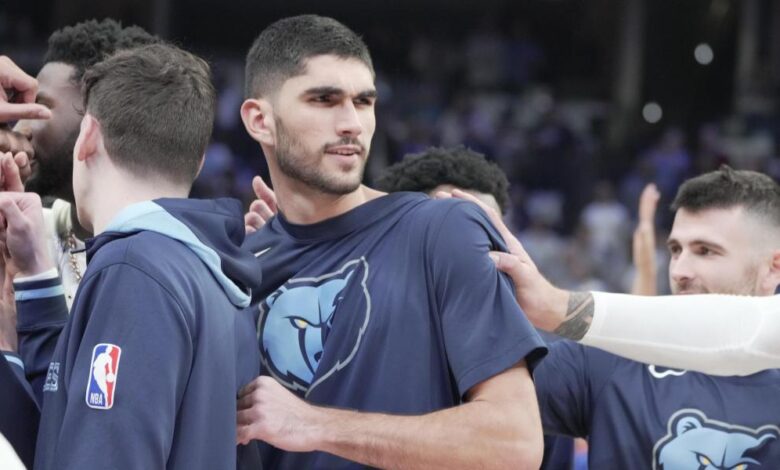 ¡De locos! Aldama le hace un traje a medida a Irving y Durant