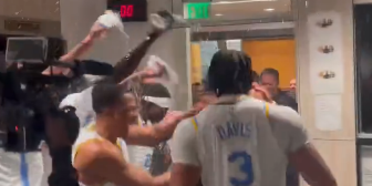 ¡Locura en el vestuario de los Lakers tras la primera victoria!