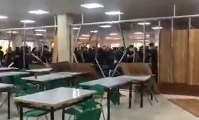 ¡No más segregación!: Estudiantes iraníes rompen pared que separaba las clases por género