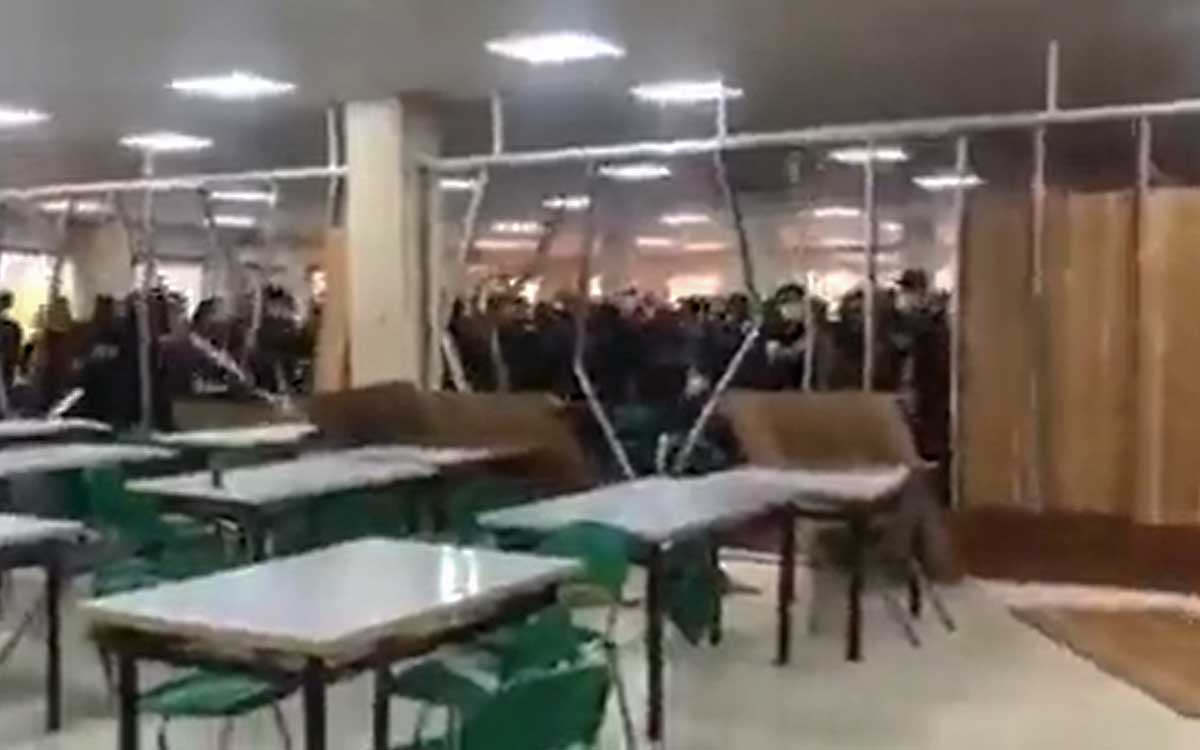 ¡No más segregación!: Estudiantes iraníes rompen pared que separaba las clases por género