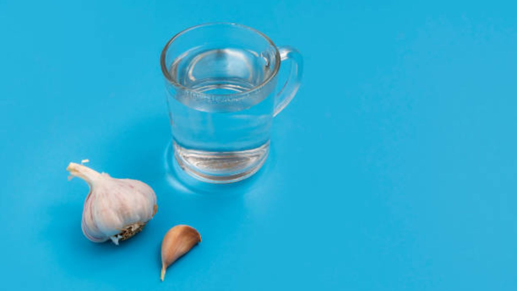 ¡Sorprendente! El truco para pelar ajos con agua