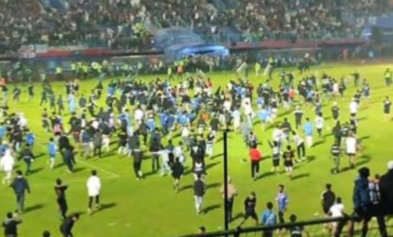 ¡Tragedia! Al menos 129 muertos por estampida tras partido de futbol en Indonesia | Videos