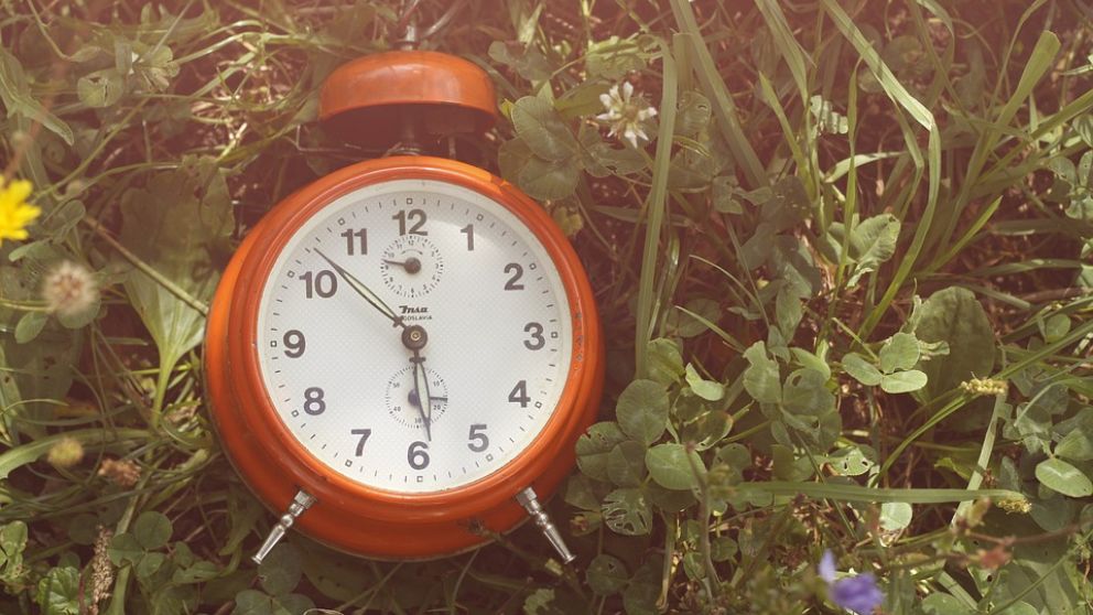 ¿Adelantar o atrasar el reloj para pasar al horario de invierno?