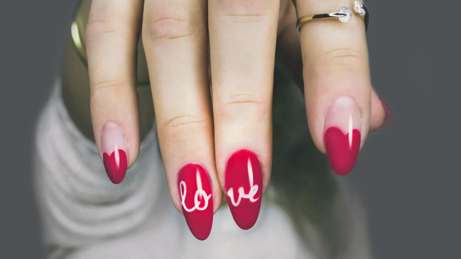 ¿Qué es el polygel? Te contamos cómo usarlo en tus uñas