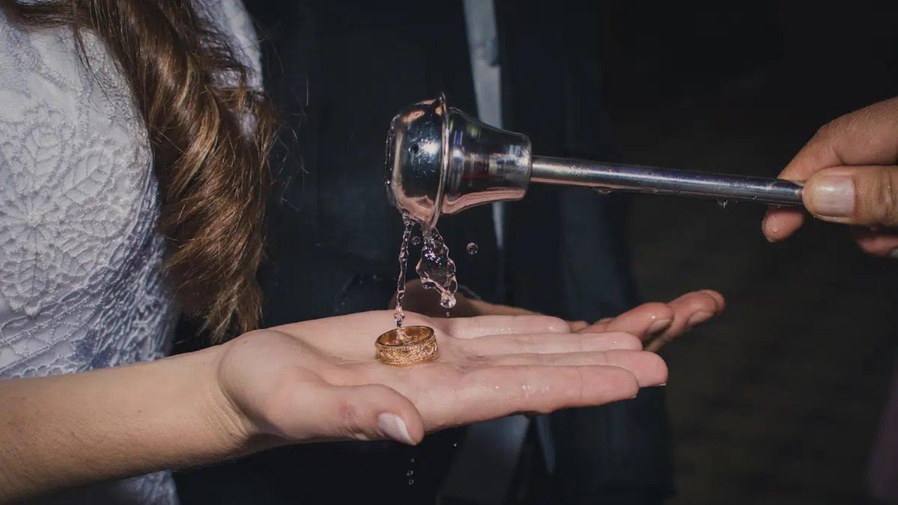 ¿Quién puede bendecir el agua bendita?