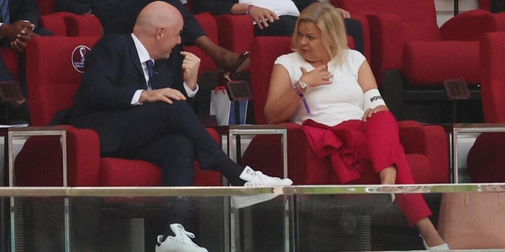 ¡La ministra de Interior de Alemania luce el 'One Love' en el palco!